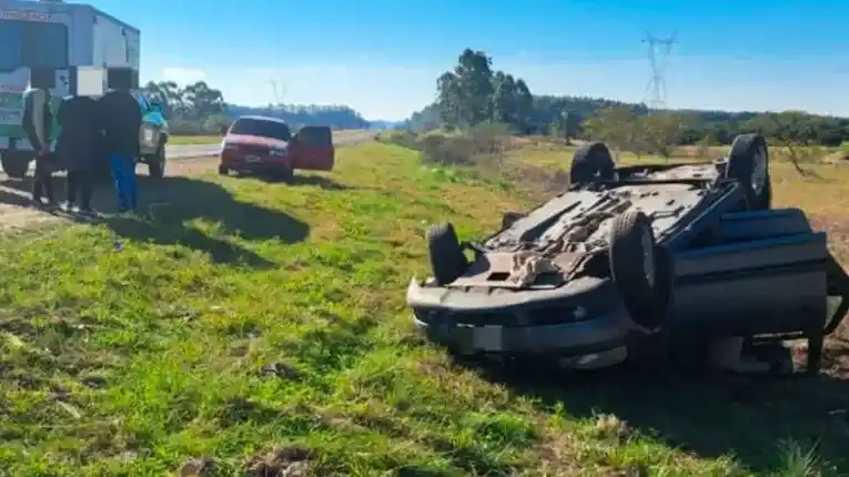 Se distrajo con el celular, despistó y terminó con el auto ruedas para arriba: la conductora fue hospitalizada