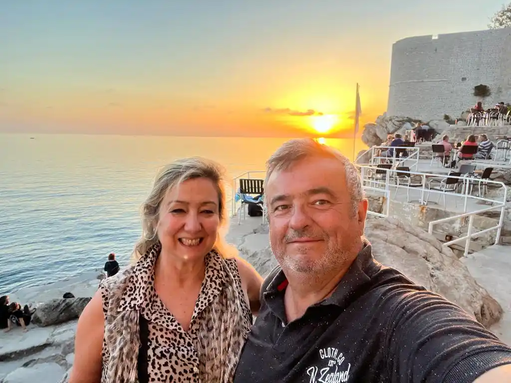Acompañado de su señora Silvina disfrutando de un atardecer en el mar.