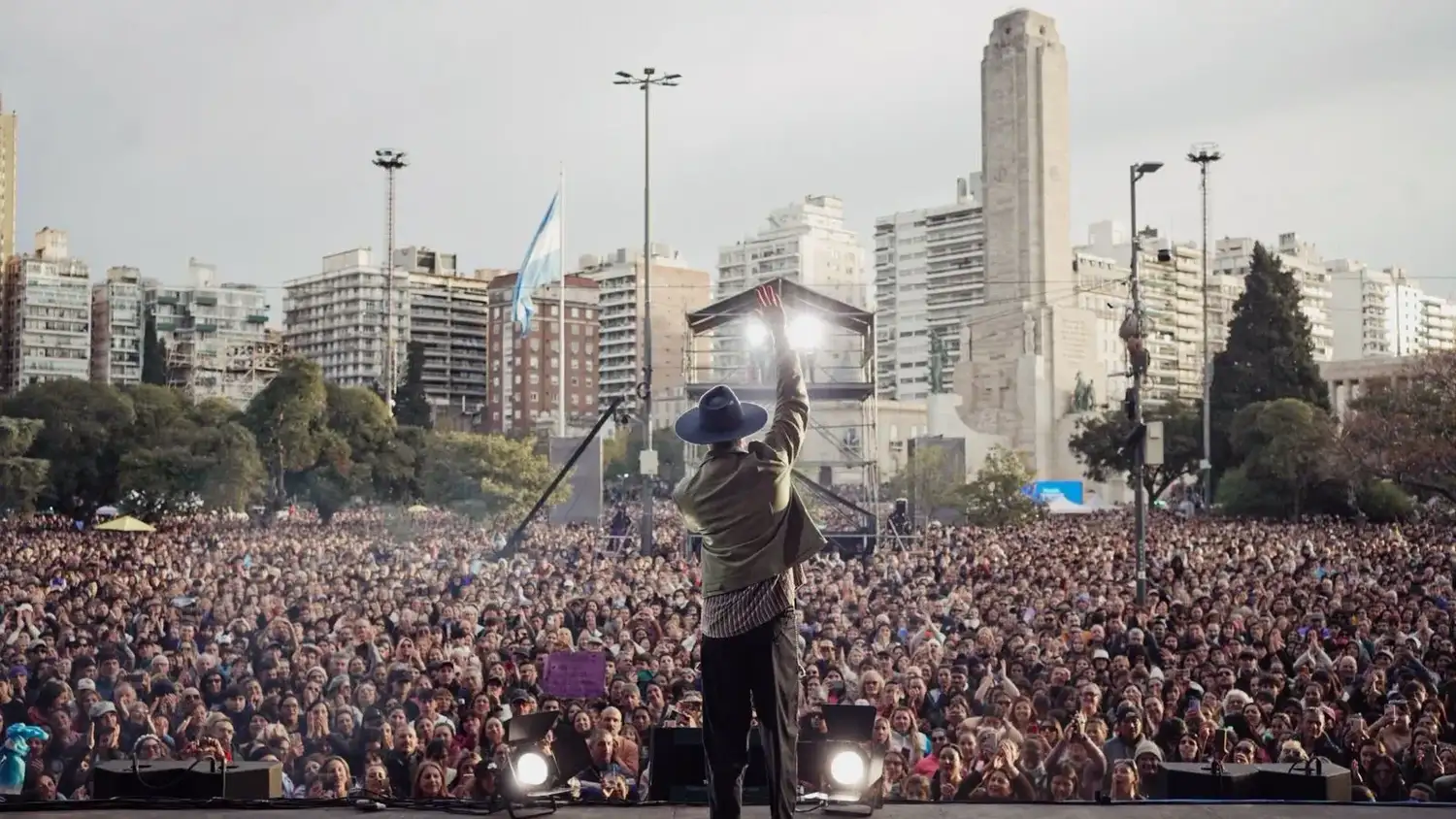 El concierto marcó el cierre de una fecha cargada de simbolismo para la ciudad.