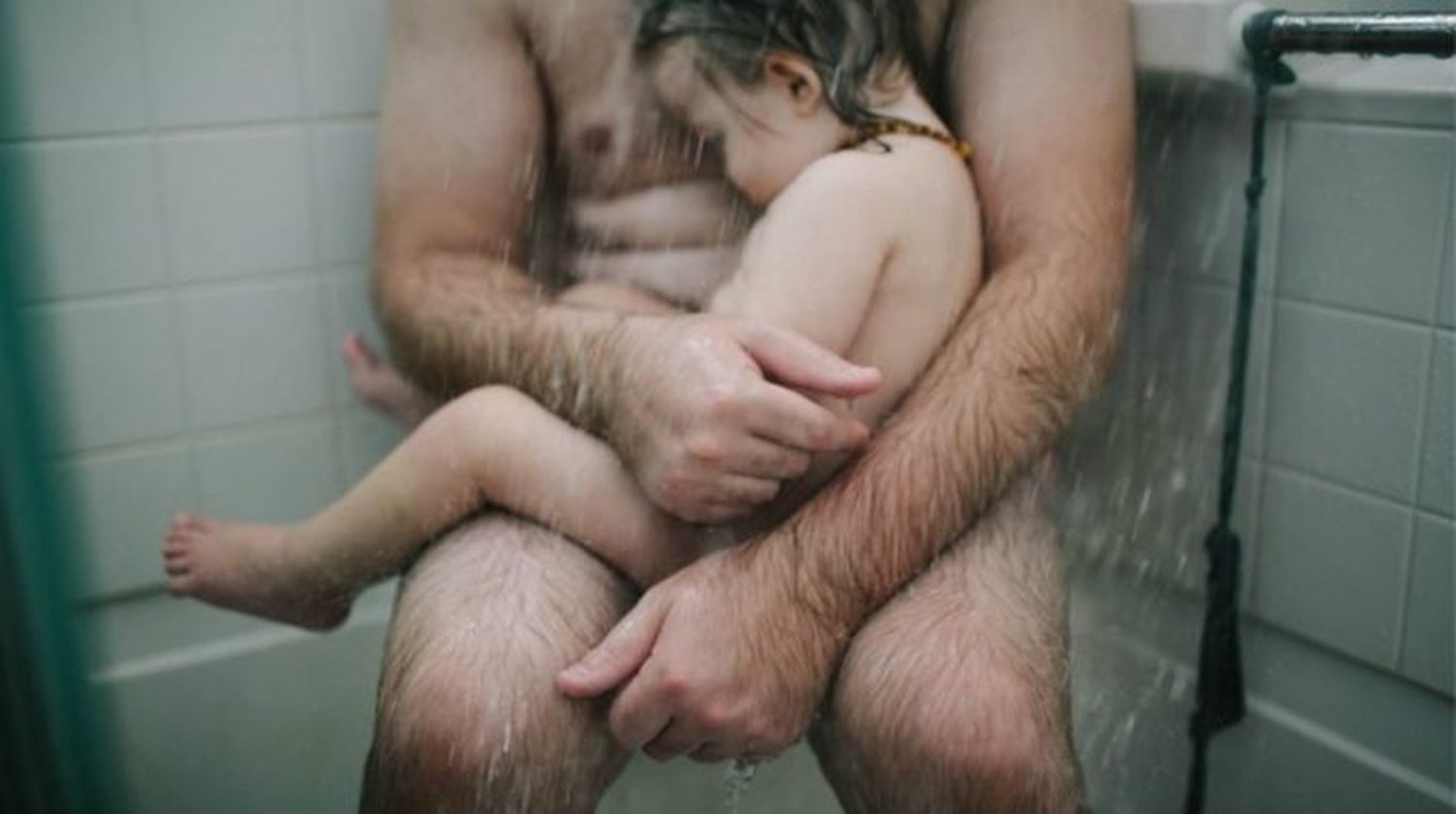 Facebook censura la foto de un padre en la ducha con su hijo