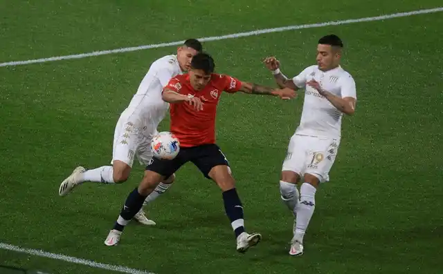 FOTO ROJO

Independiente volvió a festejar en el clásico después de cuatro años.

FOTO RACING

Silvio Romero acaba de anotar el gol decisivo y festeja.