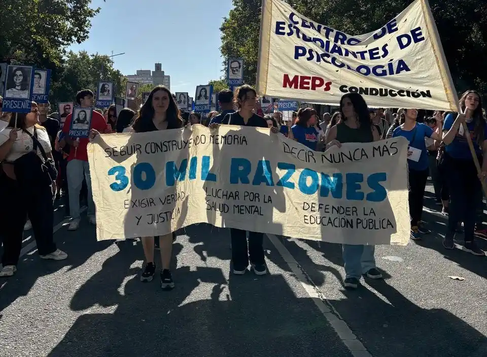 La marcha por el centro de Mar del Plata contó con la presencia de agrupaciones políticas, sociales, estudiantiles, gremiales y de derechos humanos.