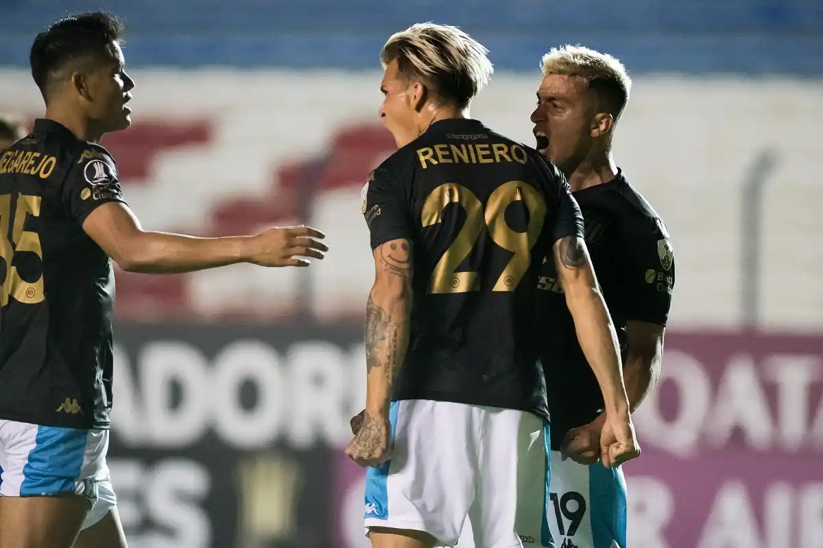 Racing se hizo fuerte en Montevideo, venció a Nacional y clasificó