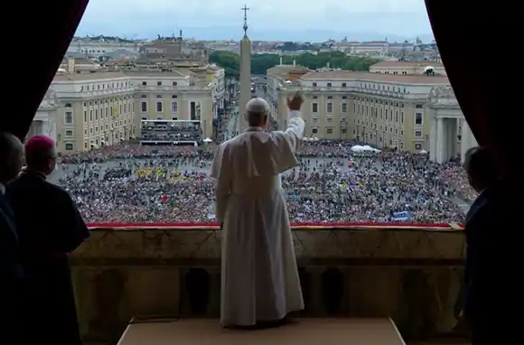El Papa León XIV pidió por el fin de las guerras frente a miles de fieles en la Plaza San Pedro