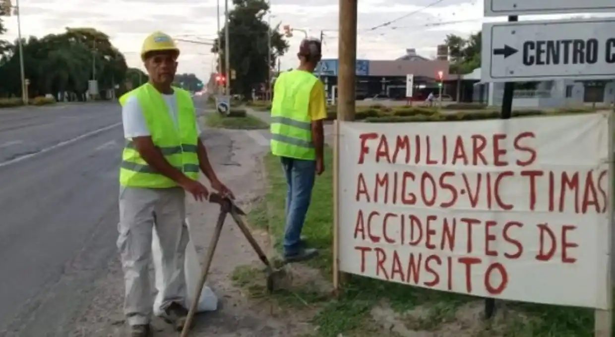 Avellaneda: vecinos comenzaron a reparar la ruta nacional 11