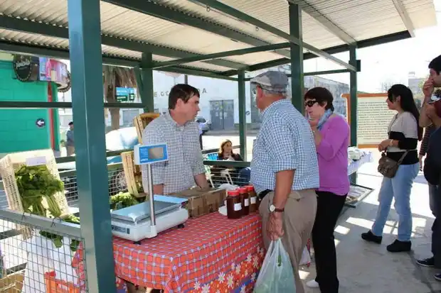 Funciona con éxito la Feria de Emprendedores municipal
