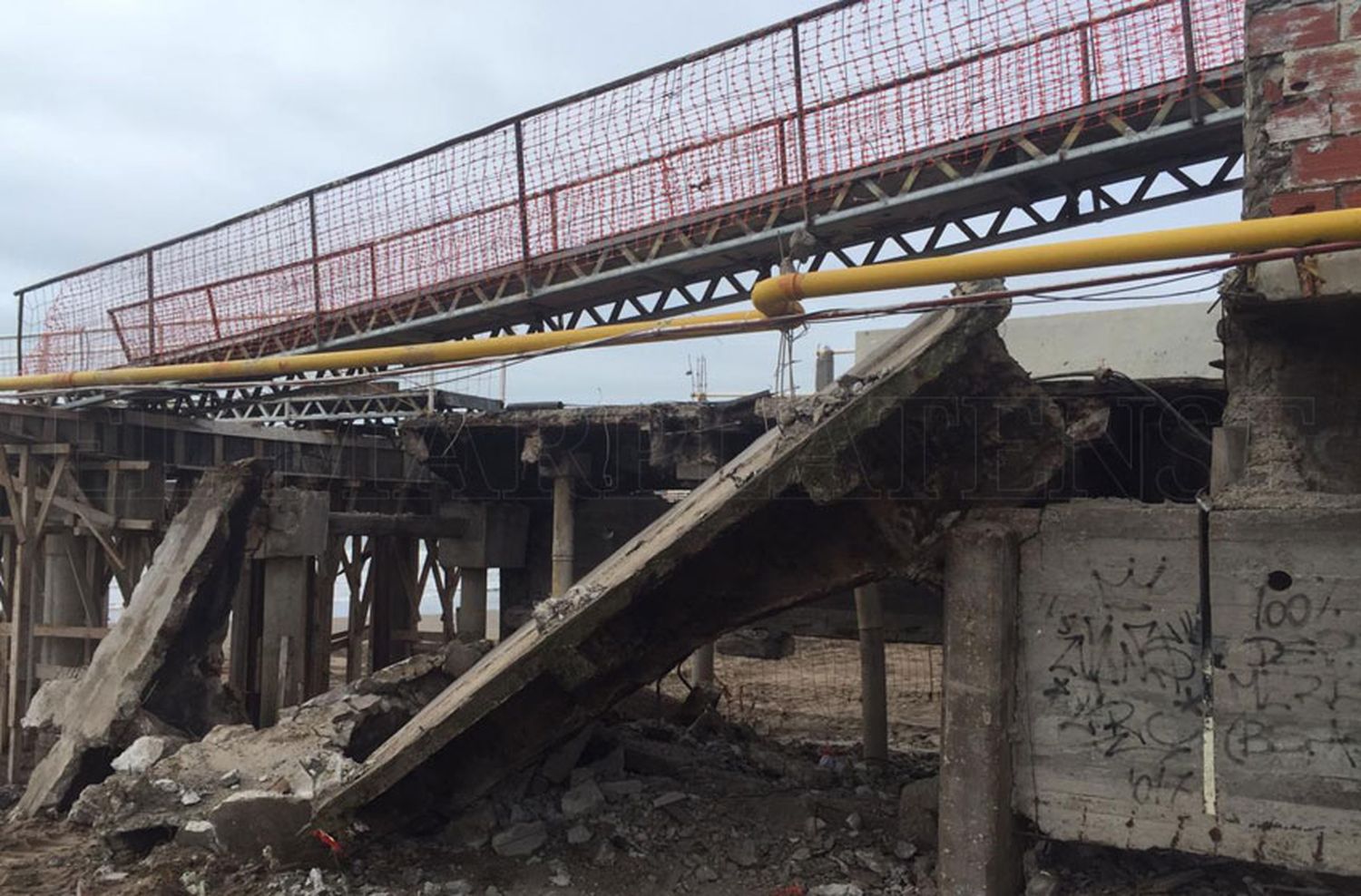 Por arreglos, derrumbaron una pasarela del Muelle de los Pescadores