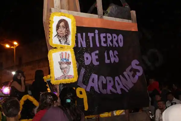 El Entierro de Carnaval cierra una gran temporada de los corsos populares 