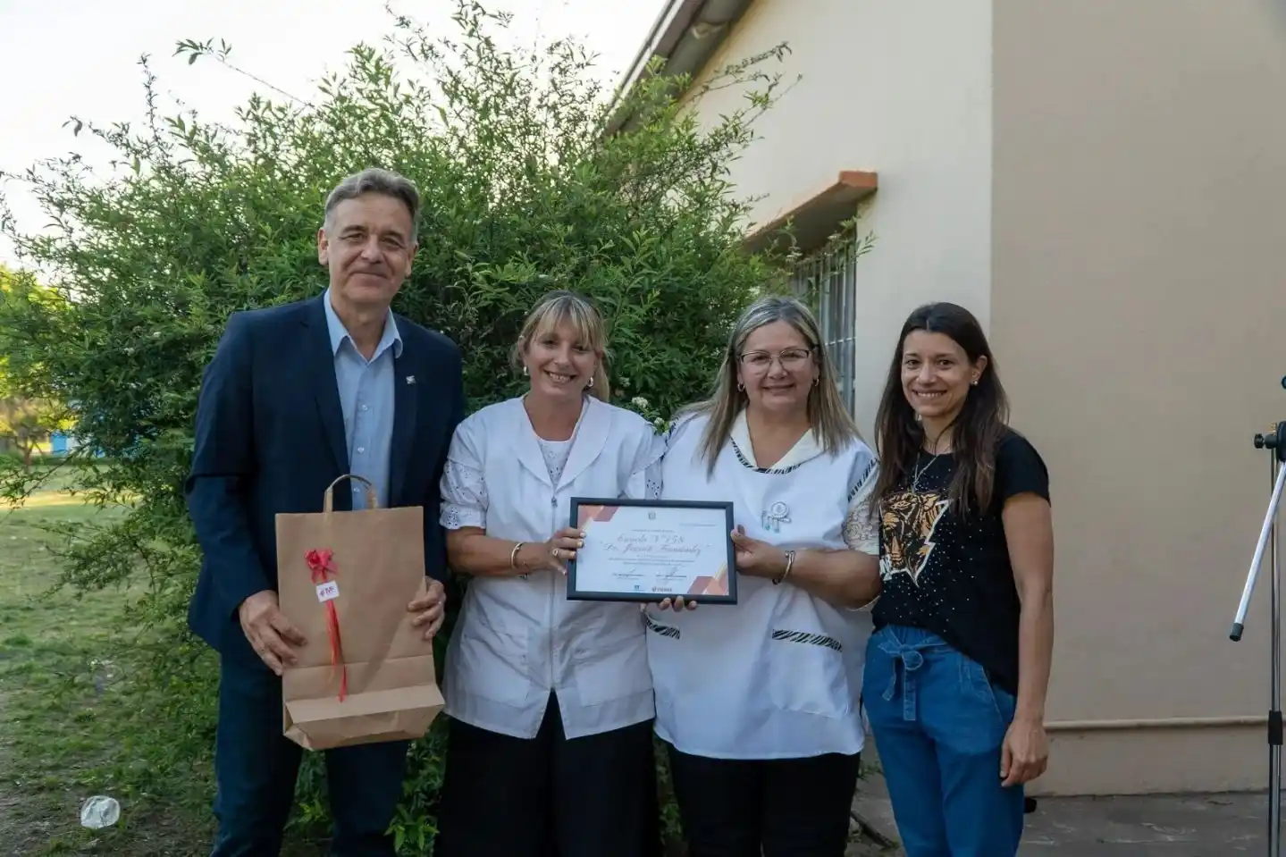 El intendente junto a autoridades escolares.