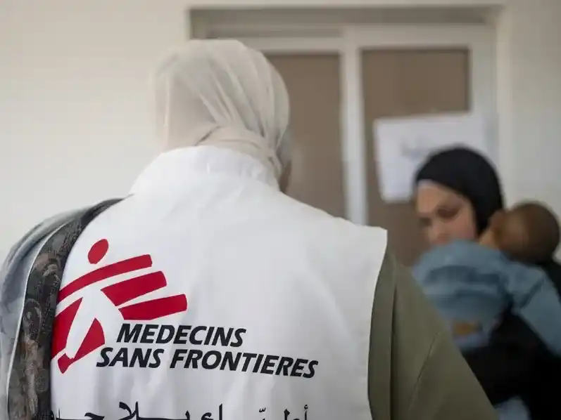 Una mujer de la organización "Médicos sin Fronteras". EFE