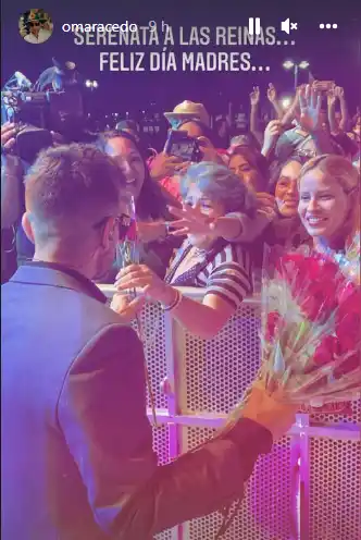 Omar Acedo repartió rosas antes del concierto de Vicente Fernández jr. 