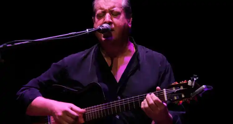 Jorge Giuliano, exguitarrista de Mercedes Sosa, en Cuarta Pared este viernes