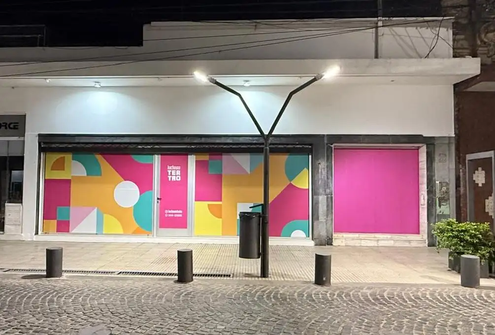 Fachada del Teatro Hacheuno en plena peatonal San Antonio-