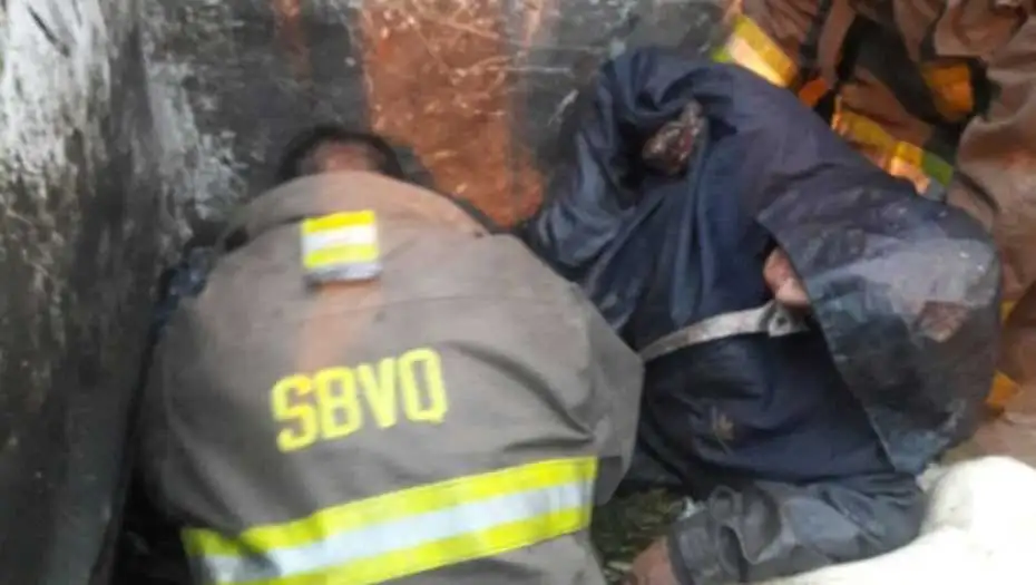 Dormía en un contenedor y un camión de basura lo compactó