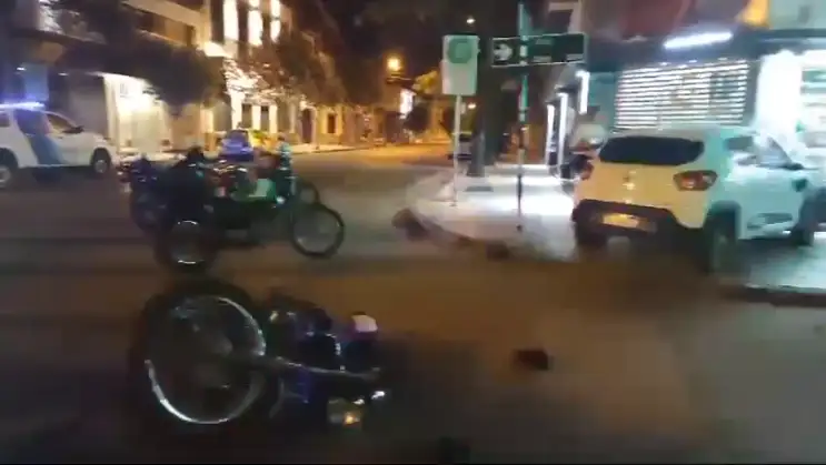 La moto de tránsito en el piso, tras el choque.