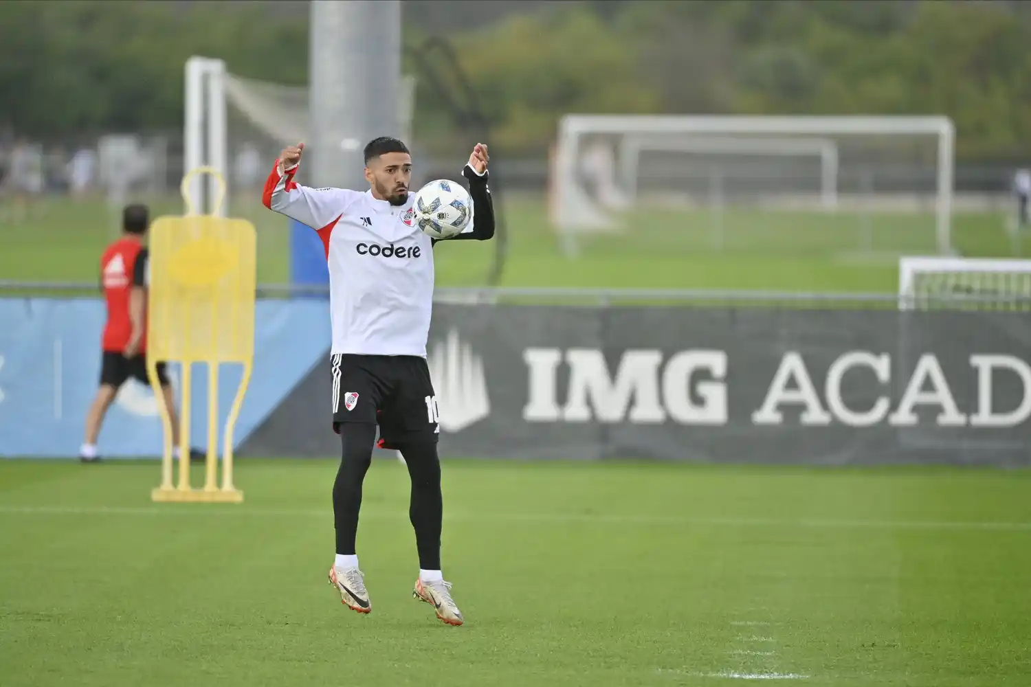 Lanzini, descartado por un desgarro.