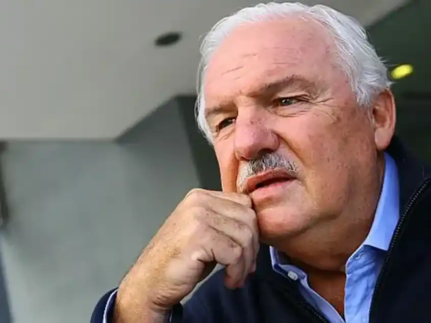 El periodista deportivo Fernando Niembro dejó su candidatura a diputado nacional en medio de denuncias por contrataciones con el Gobierno porteño.
