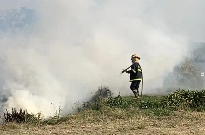 Momentos de tensión por un incendio en el ingreso al barrio San Patricio