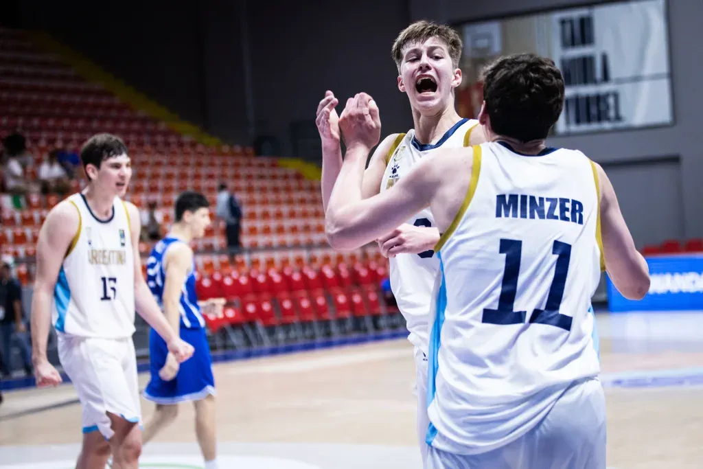 La Selección Argentina U17 antes de jugar ante Italia. (Foto: FIBA)