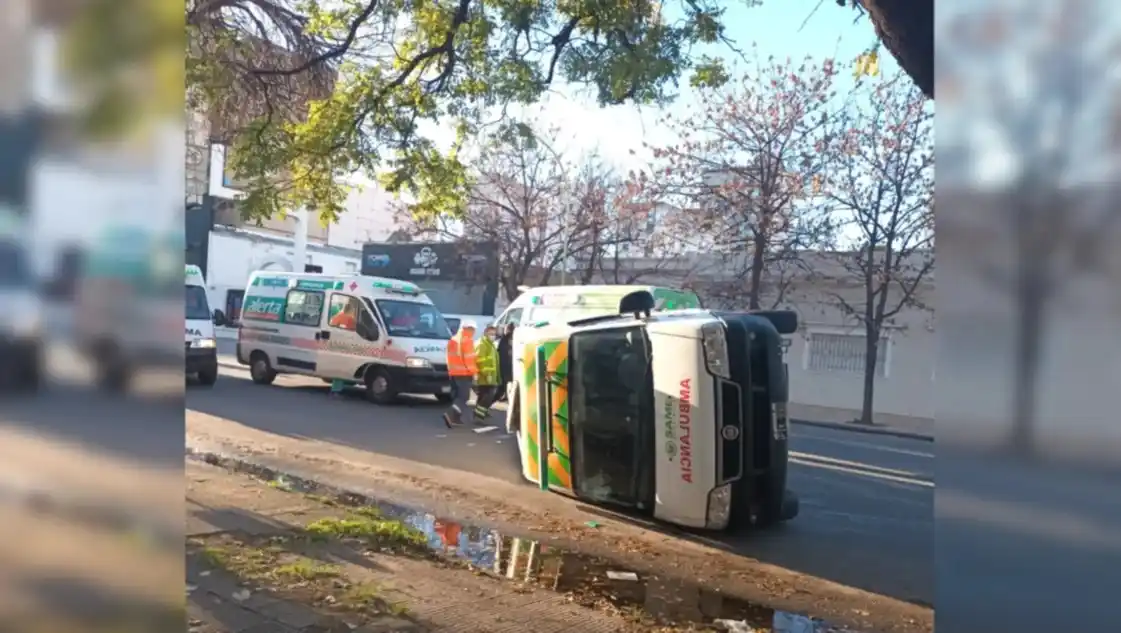 Bahía Blanca: Una ambulancia trasladaba a un paciente de urgencia y chocó contra una camioneta