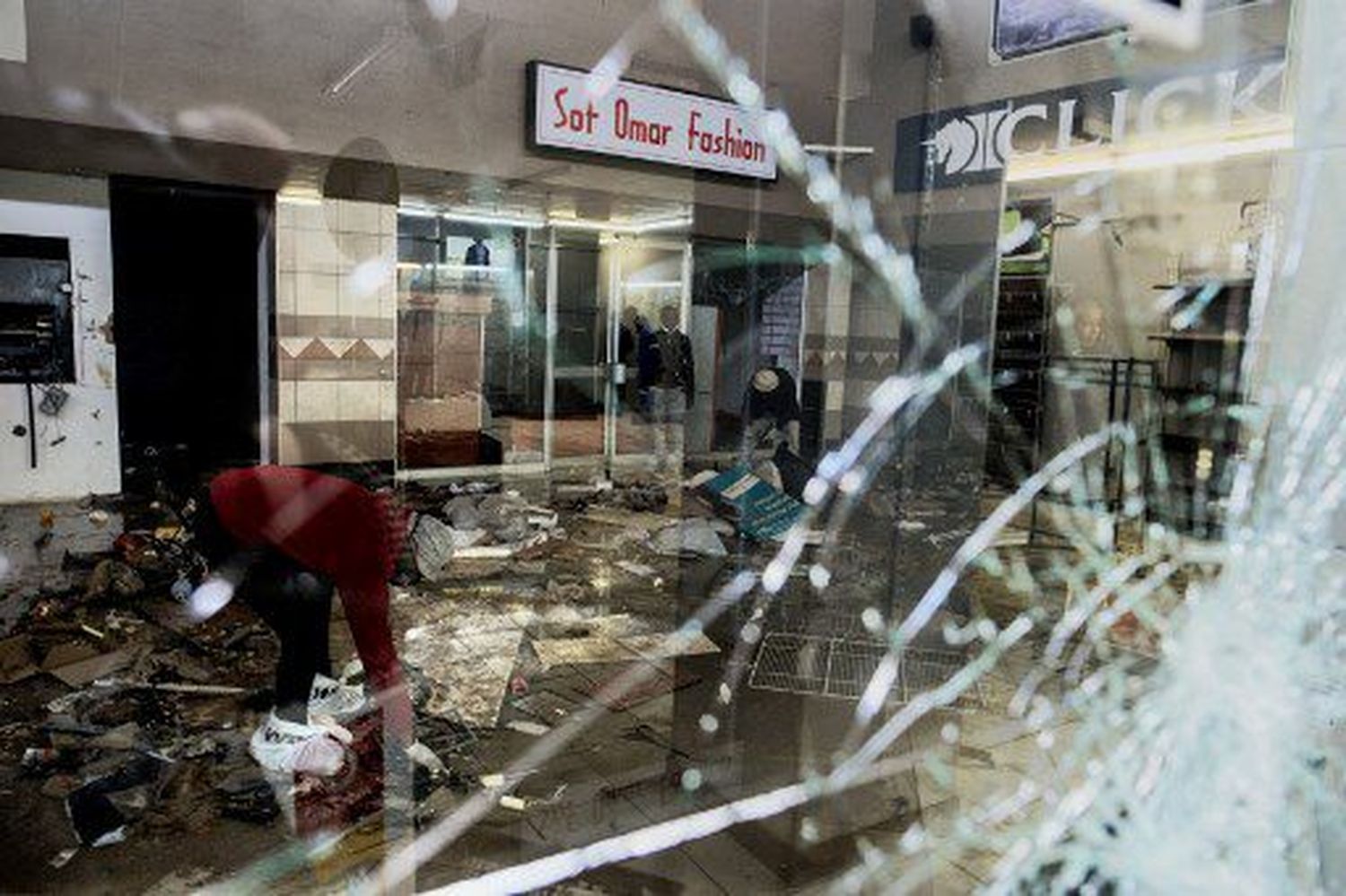 Sudáfrica evalúa desplegar 25.000 militares para frenar brotes de violencia