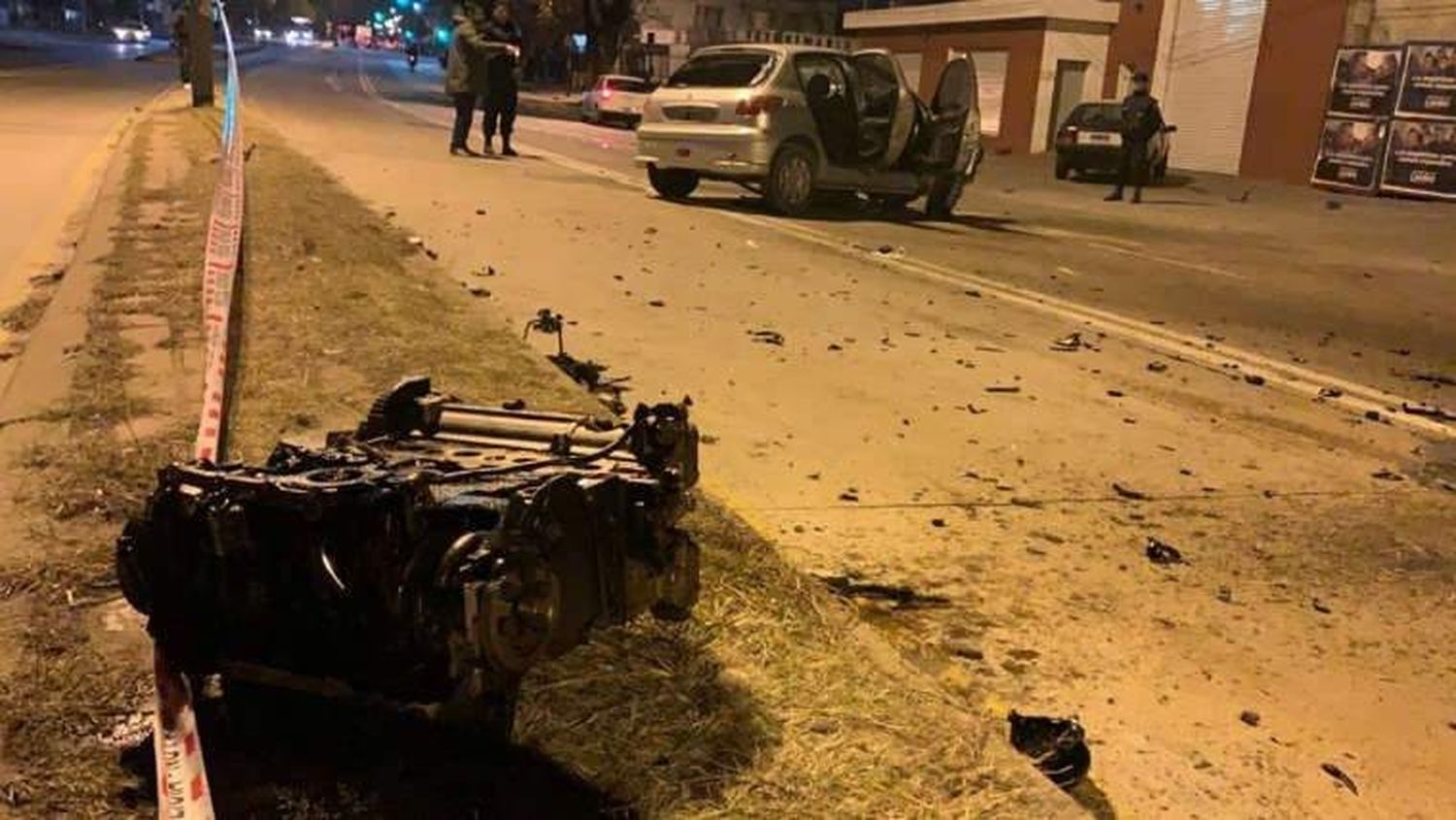 Córdoba: corrían una picada, chocaron y se “les voló” el motor en plena avenida