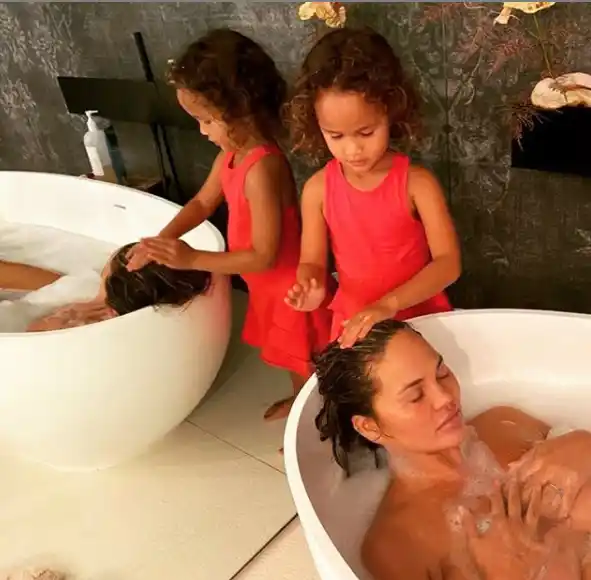 Chrissy Teigen comparte tiernas fotos de sus hijos en Instagram. 