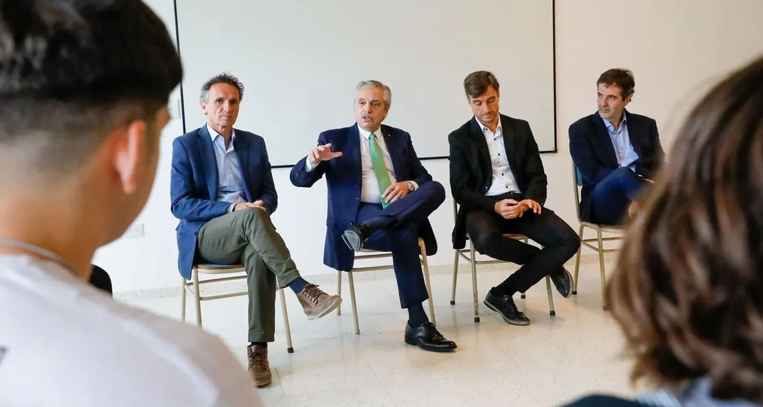 El presidente Alberto Fernández junto a miembros de su gabinete comparte con docentes y alumnos. Créditos: NA