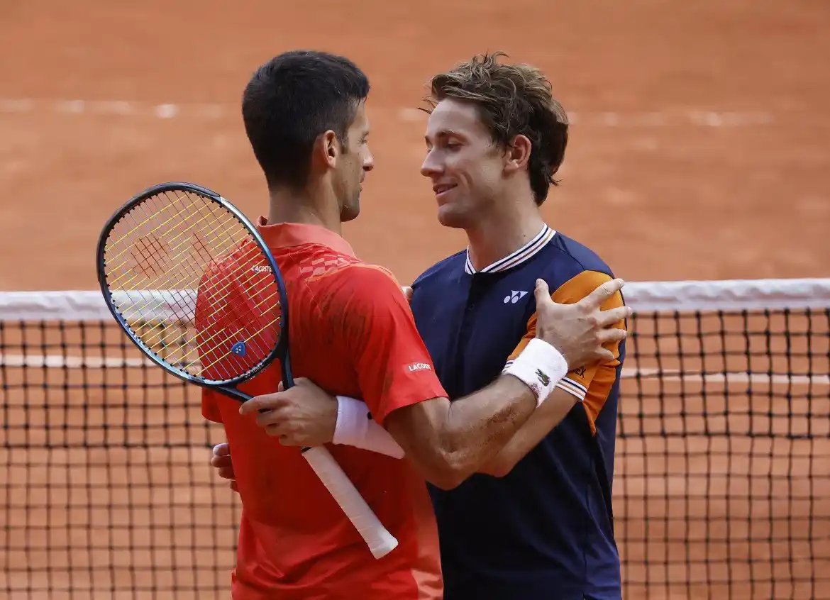 Djokovic saluda a su vencedor, el noruego Ruud.