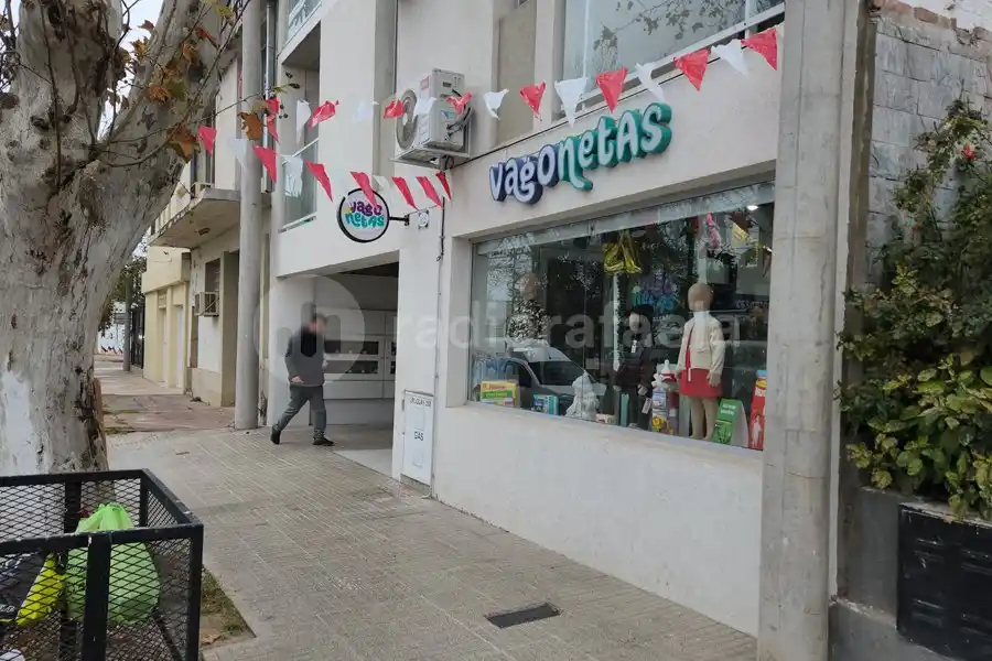 Otra vez: le destrozaron la puerta a un comercio de calle Uruguay para entrar a robarle