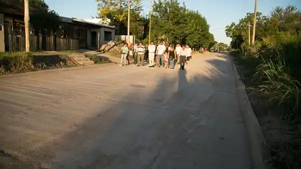 Calle Luciana Ríos: Piaggio recorrió la obra de pavimentación finalizada 