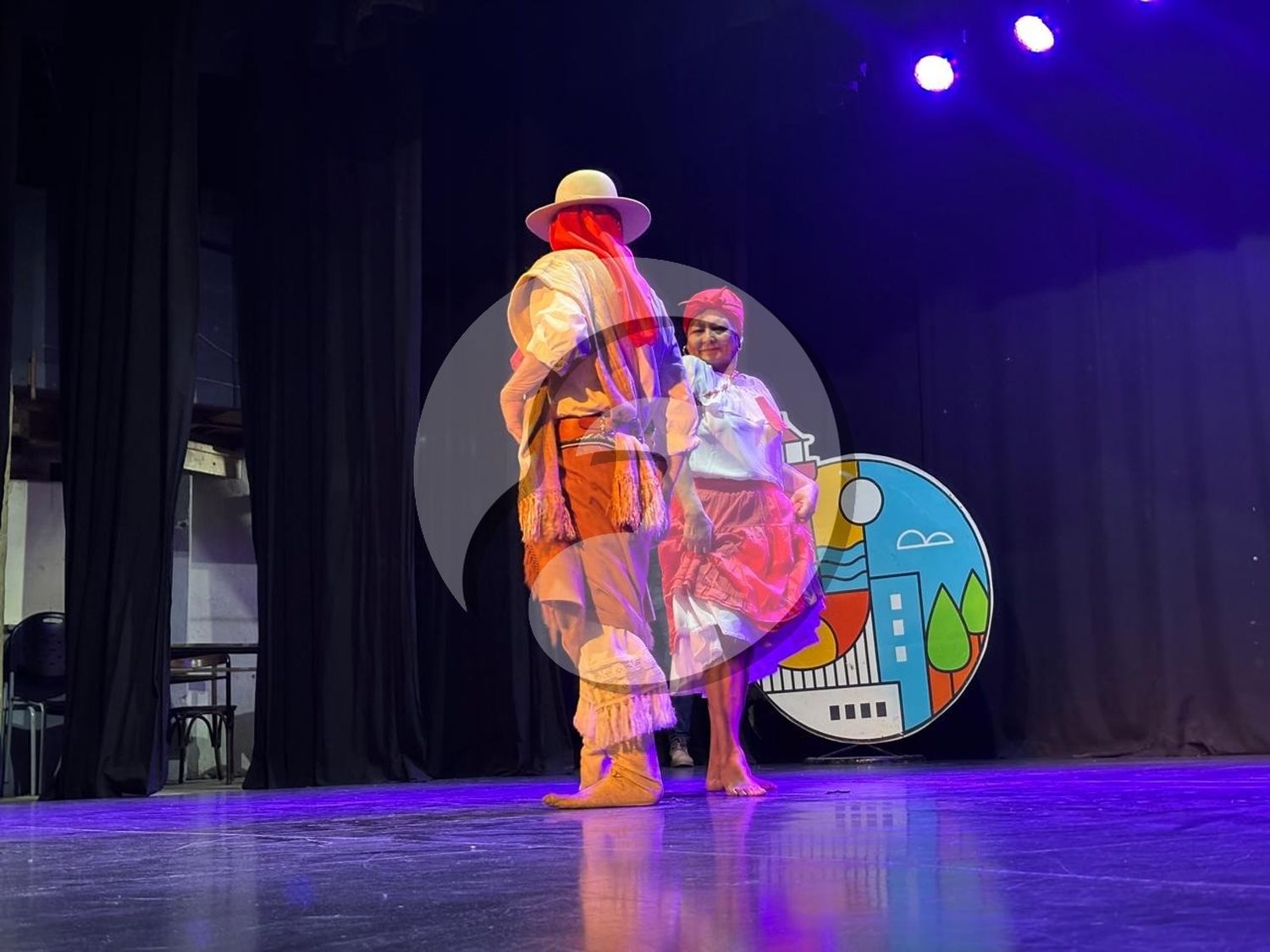 Folklore​. En el escenario del Teatro Municipal