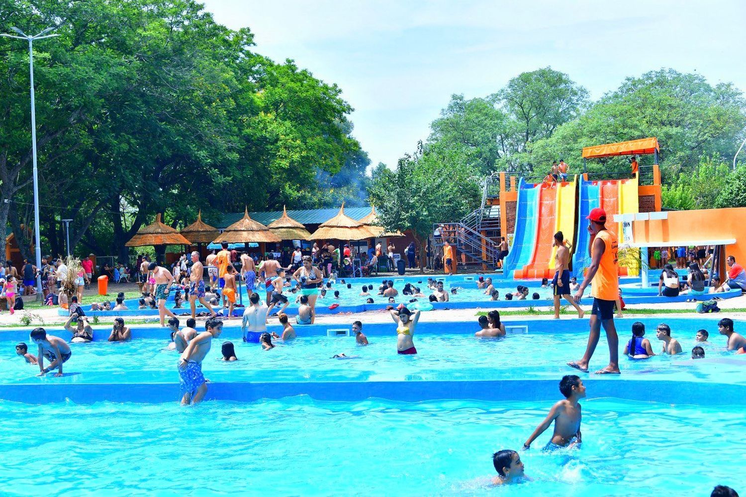 El Parque Acuático de El Colorado recibe a miles de turistas provenientes de diferentes lugares del país