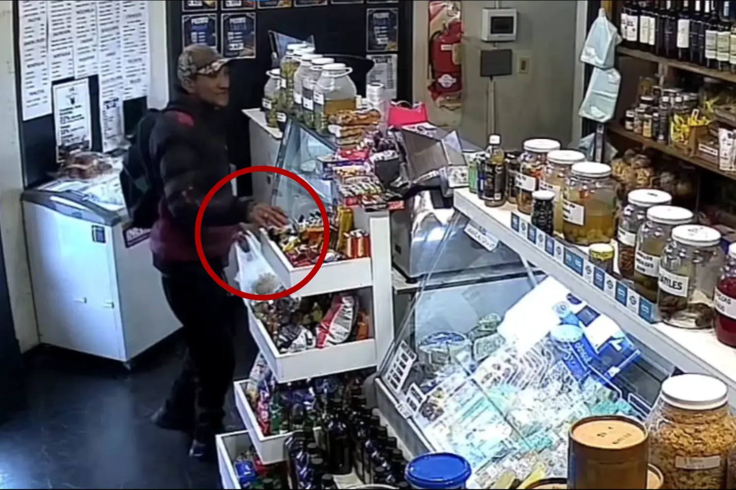 VIDEO | “Le dieron una mano y agarró hasta el codo”: pidió comida gratis y encima robó en una fiambrería de Rafaela
