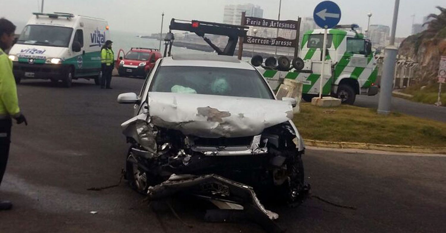 Conducía ebrio por el Paseo Galíndez y chocó contra un cantero