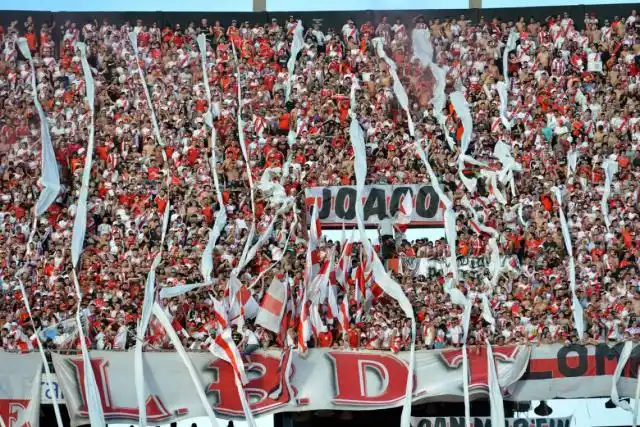 Retuvieron en Madrid a un barra de River que tenía derecho de admisión y antecedentes