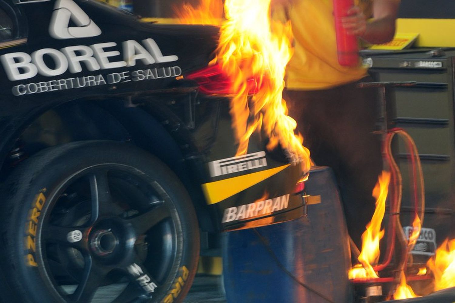 Fuego en el auto de Milla