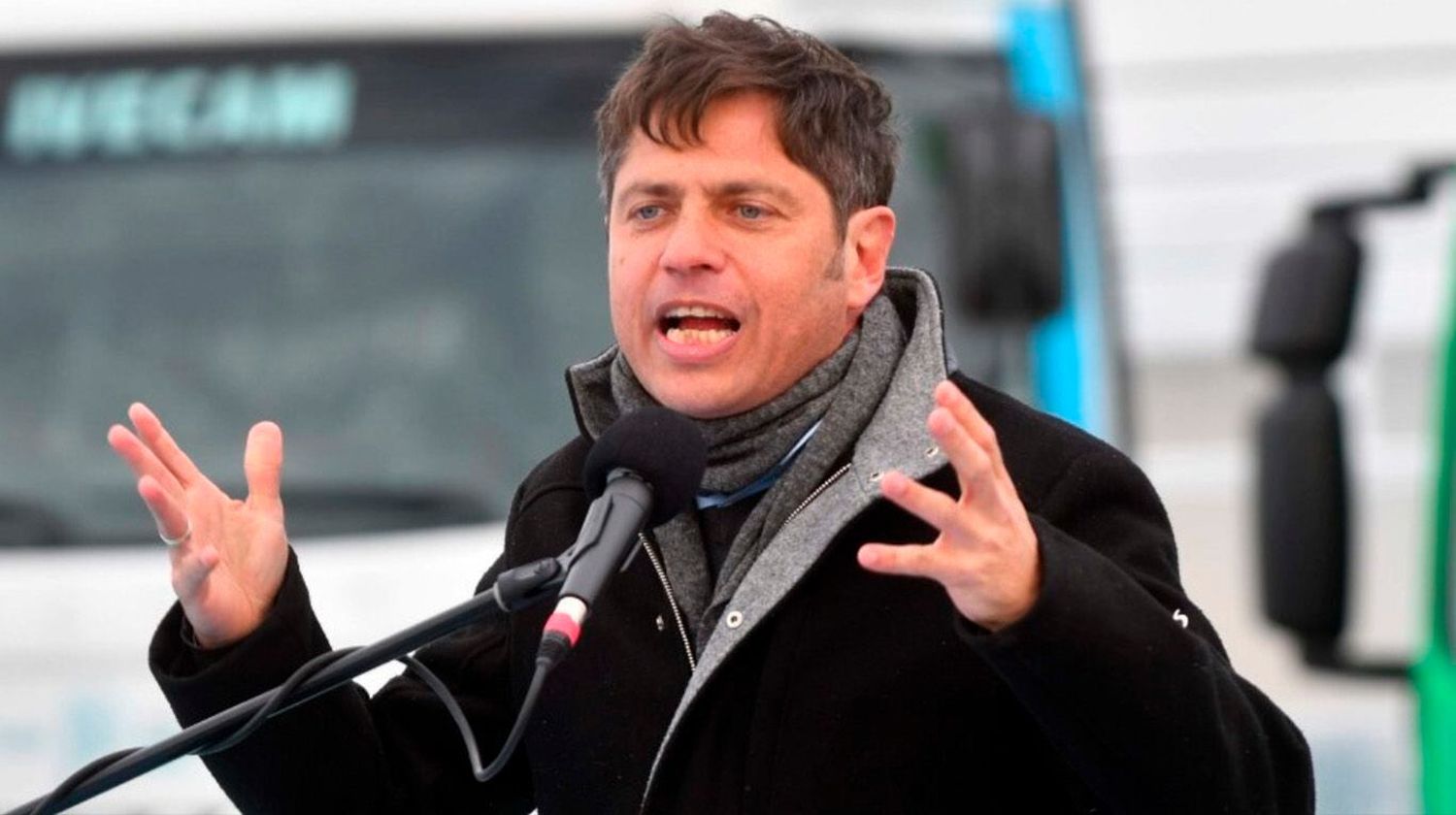 Antes de su conferencia por YPF en La Plata, Kicillof recorre Bolívar e Hipólito Yrigoyen con un agenda cargada