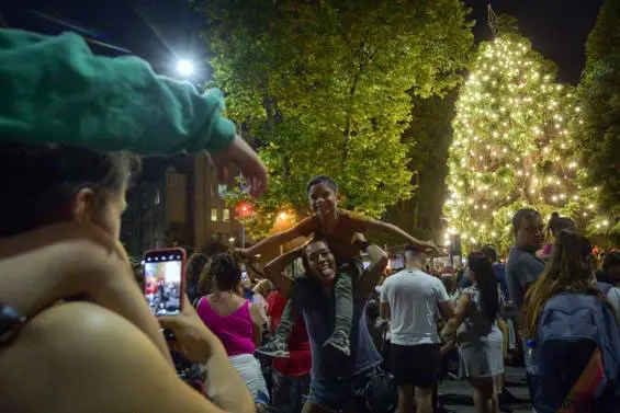 Encendieron las luces del árbol navideño en la plaza San Martín