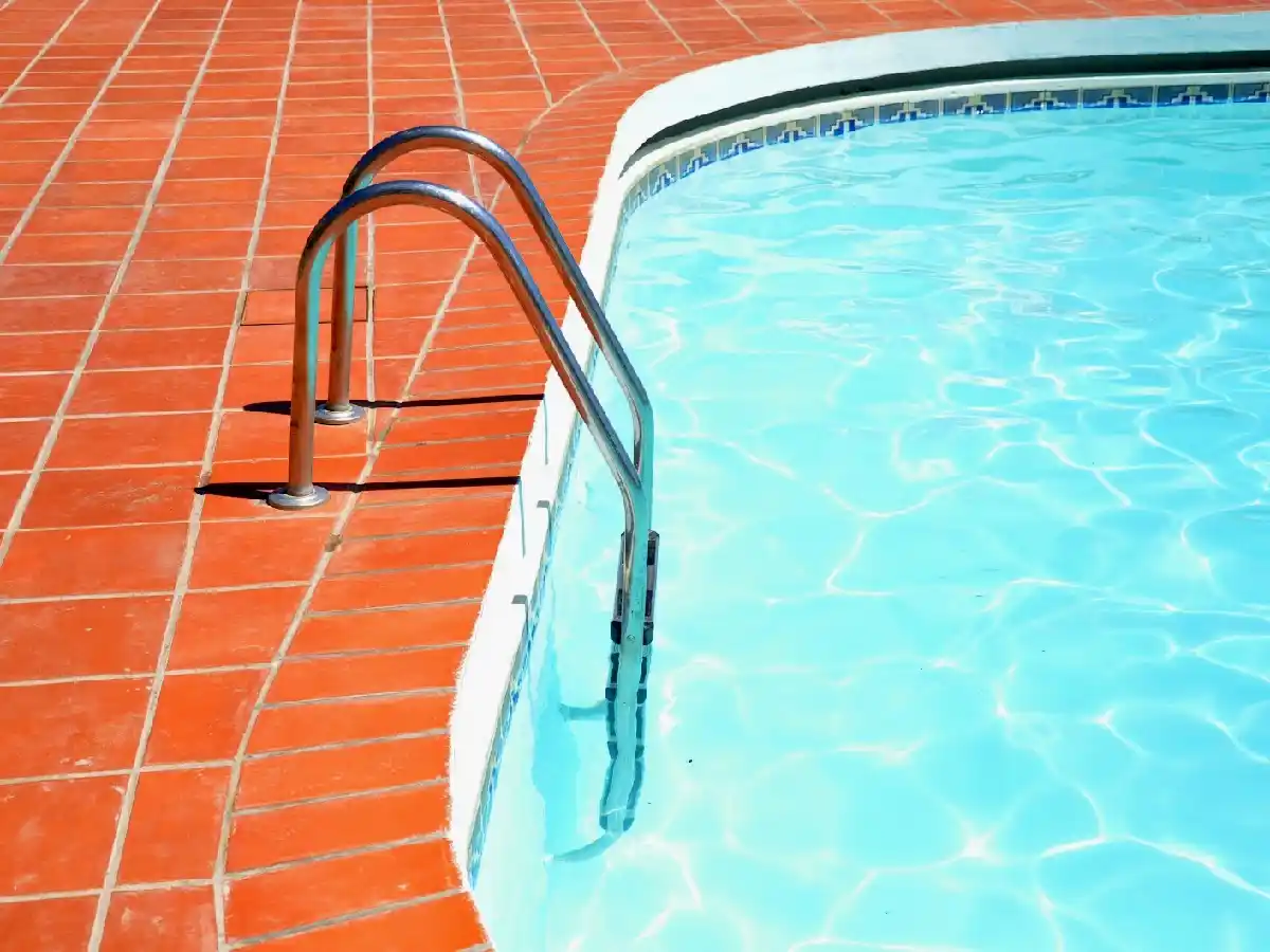 Una nena está muy grave  tras ser succionada por la bomba de una pileta