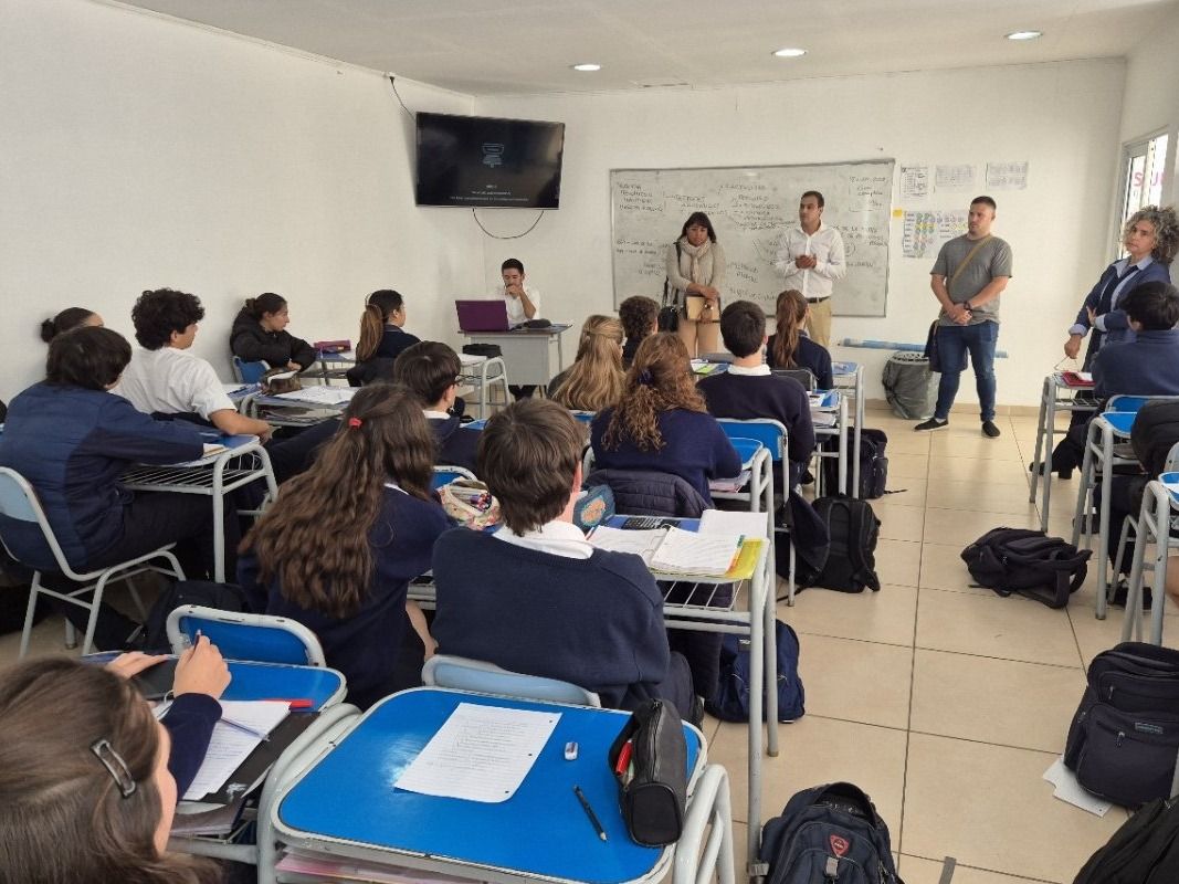 Continúan las visitas informativas sobre el Concejo Deliberante Estudiantil en escuelas de la ciudad