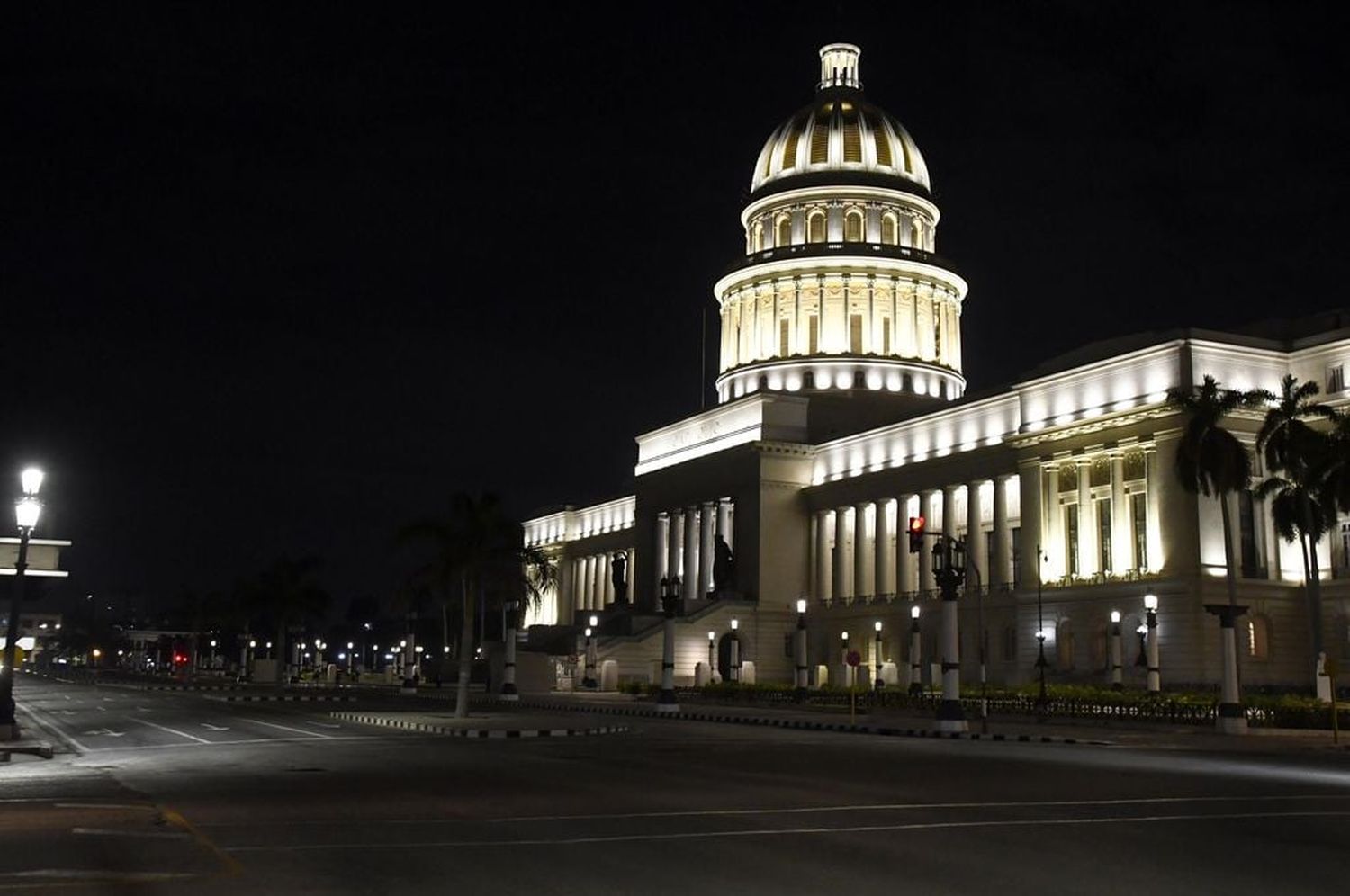 El líder de la mayoría demócrata en el Senado, Chuck Schumer, describió la votación como un "primer paso" y aseguró que si no se hubiera aprobado "envalentonaría a autócratas como el presidente ruso", Vladímir Putin, "o el mandatario chino", Xi Jinping, que "no quieren nada más que el declive de Estados Unidos".