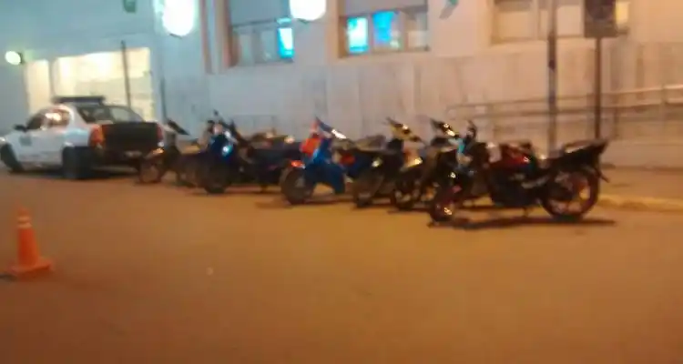 Menor manejaba moto con motor adulterado y chocó a un policía para evitar un control