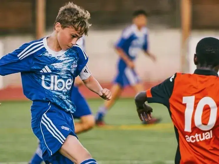 El COMO italiano veta los remates con la cabeza en entrenamientos y partidos para menores de 10 años. Foto:@comofootball