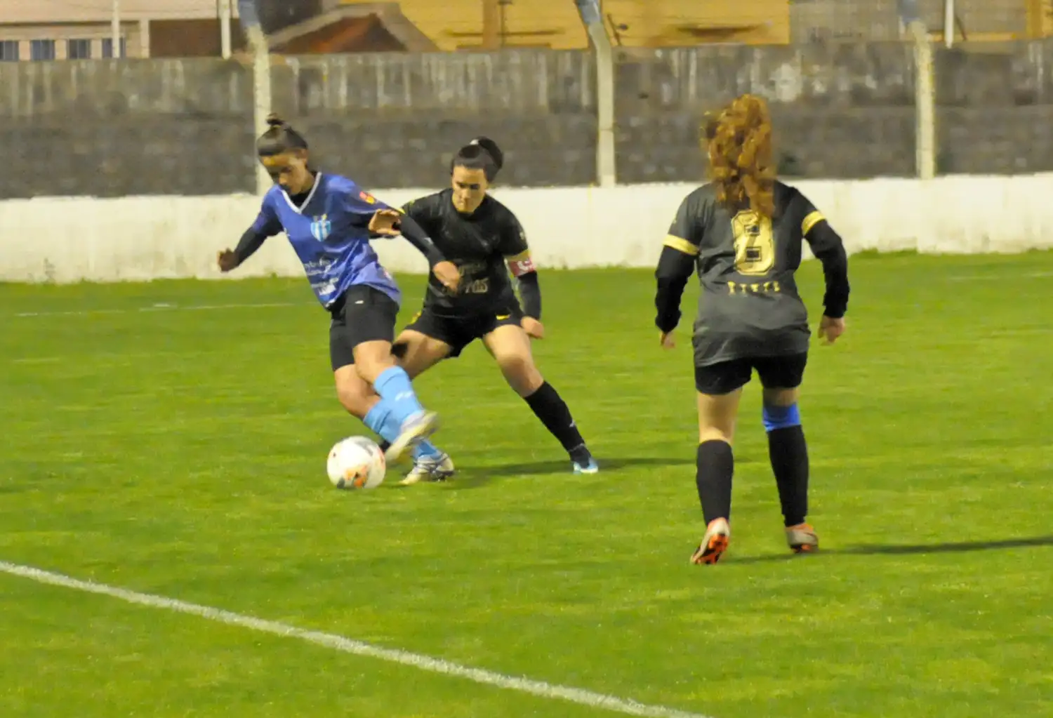 Marina Palma trabaja en la marca frente a la tandilense Eve Domínguez, con Ayelén Matos cerca.