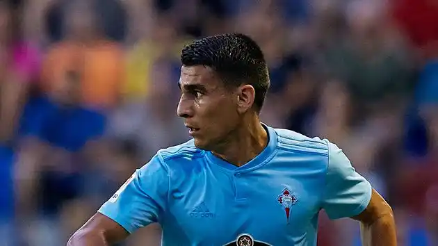 El defensor paraguayo Junior Alonso, cerca de Boca