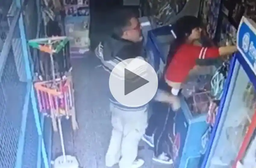 Video: un hombre acosó sexualmente de una kiosquera