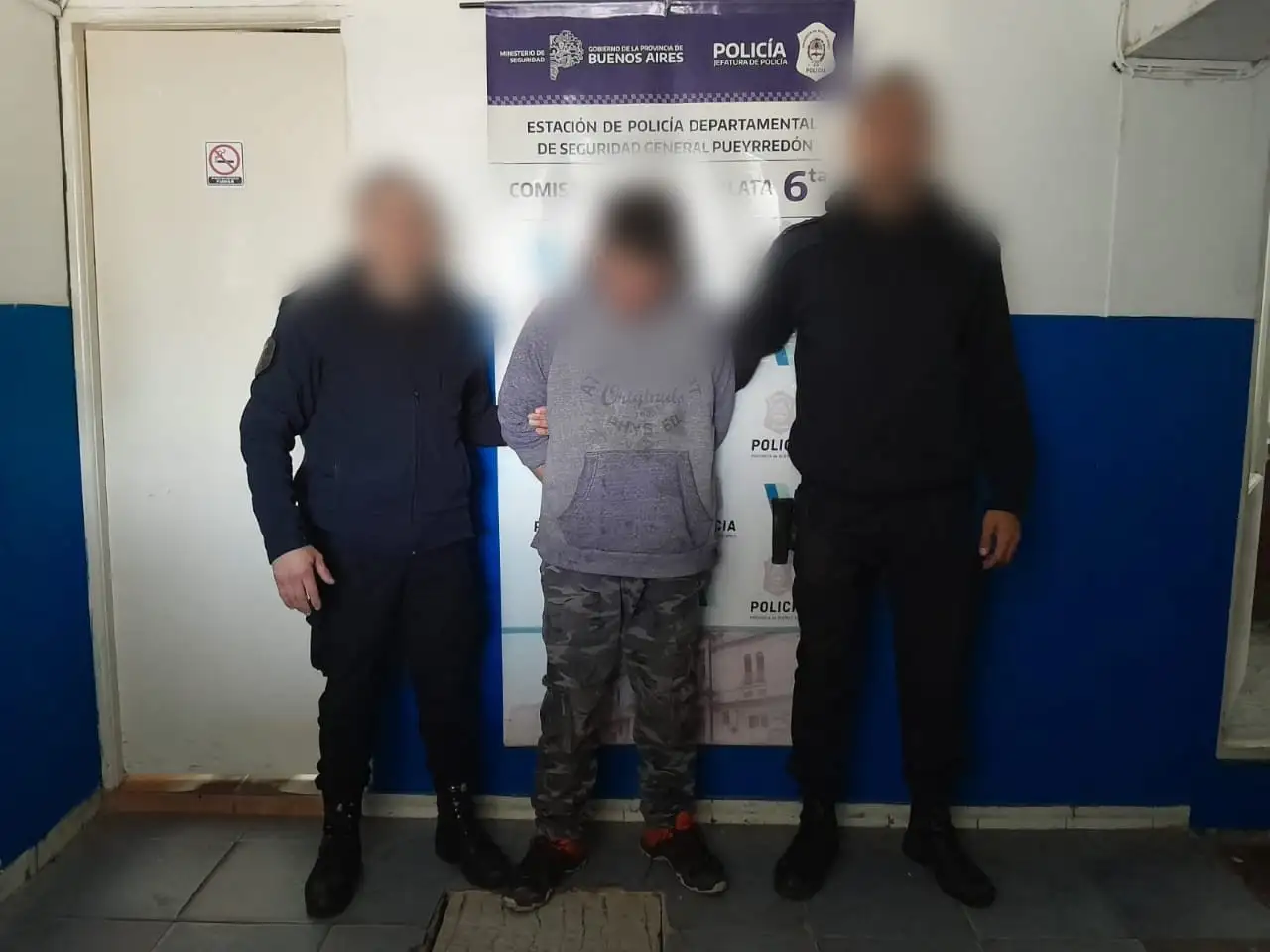 A punta de pistola, le había robado la recaudación a un remisero.