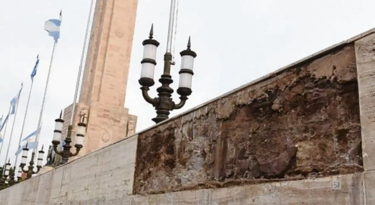 Cayeron dos placas de mármol del Monumento a la Bandera