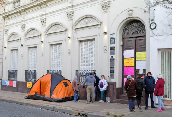 El padre que se encadenó al Juzgado de  Familia tiene una denuncia por abuso sexual